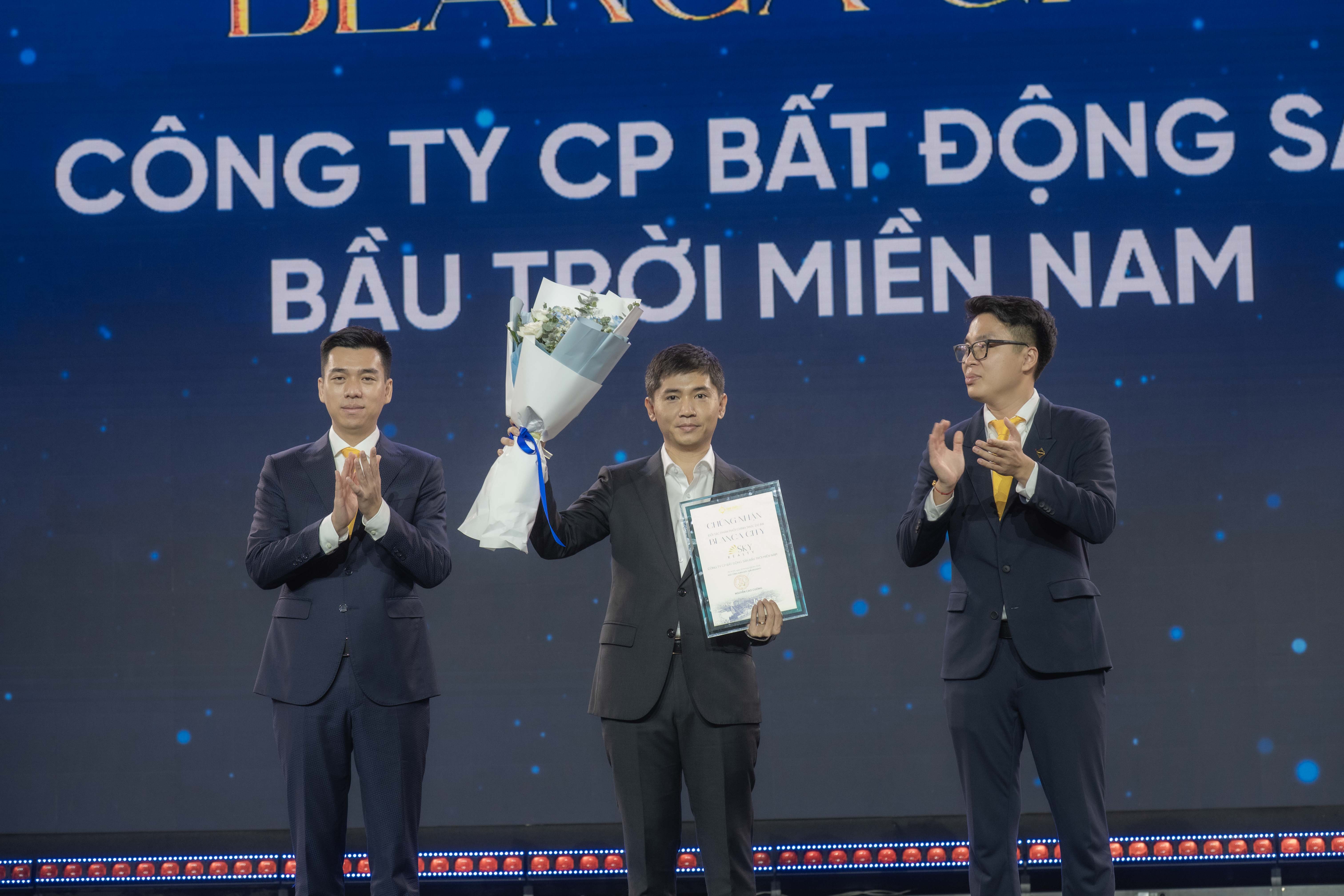 Ông Phạm Hồng Phúc - GĐ Sky Realty miền Nam lên nhận giấy chứng nhận đại lý phân phối chính thức dự án Blanca City. Ông Phạm Hồng Phúc - GĐ Sky Realty miền Nam lên nhận giấy chứng nhận đại lý phân phối chính thức dự án Blanca City.